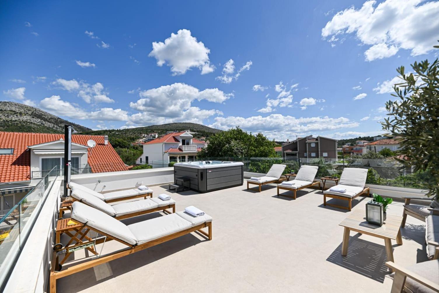 Villa Rozana - Beachfront Wellness Retreat Seget Vranjica Extérieur photo