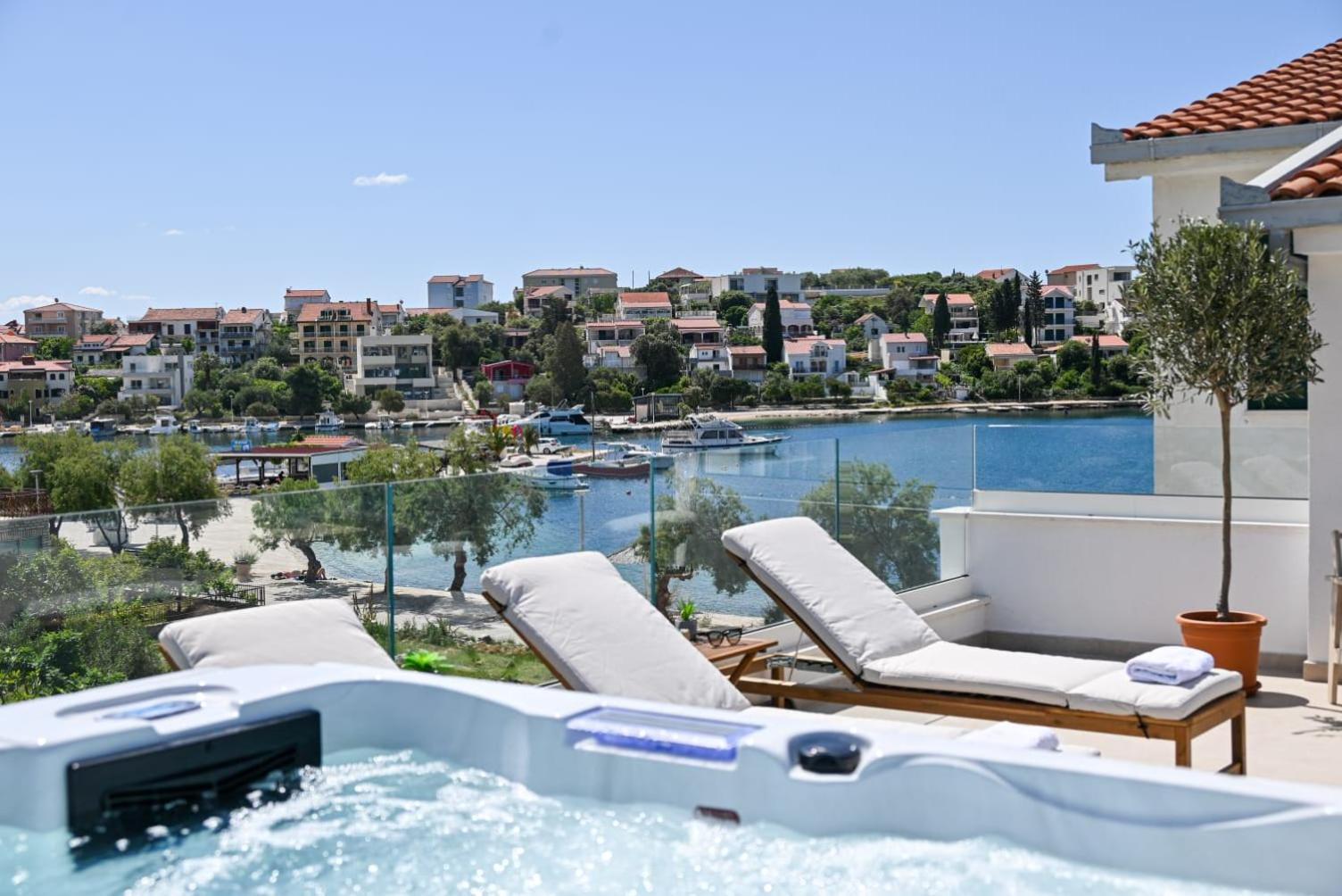 Villa Rozana - Beachfront Wellness Retreat Seget Vranjica Extérieur photo