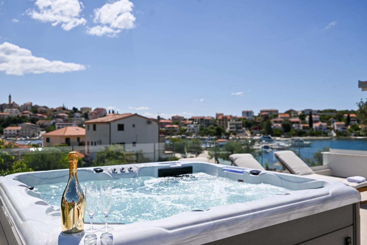 Villa Rozana - Beachfront Wellness Retreat Seget Vranjica Extérieur photo