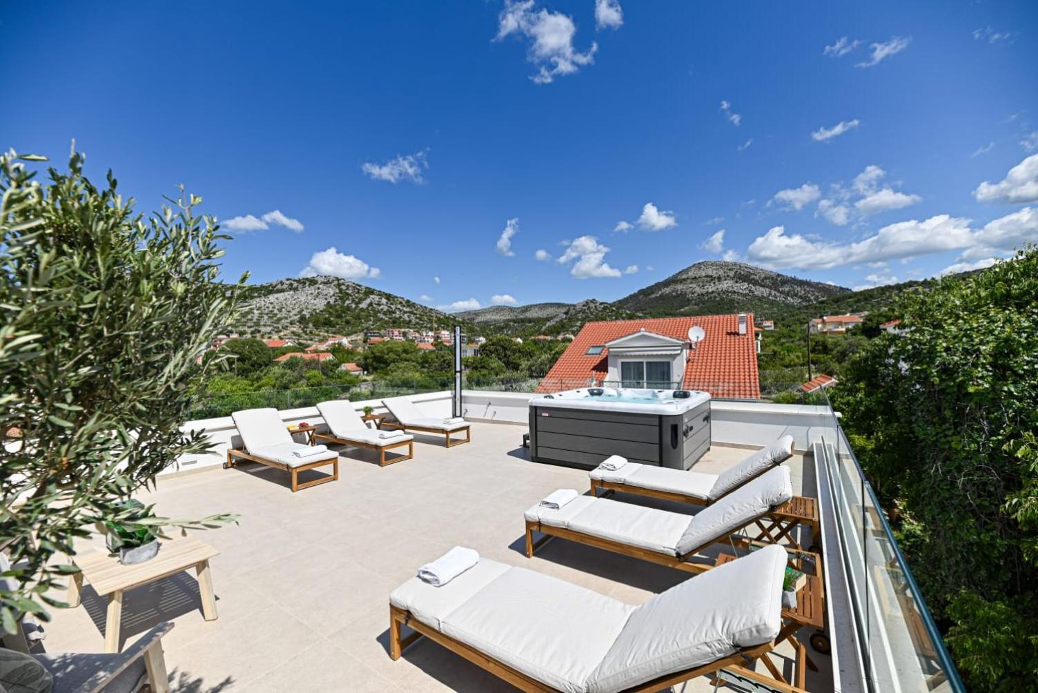 Villa Rozana - Beachfront Wellness Retreat Seget Vranjica Extérieur photo