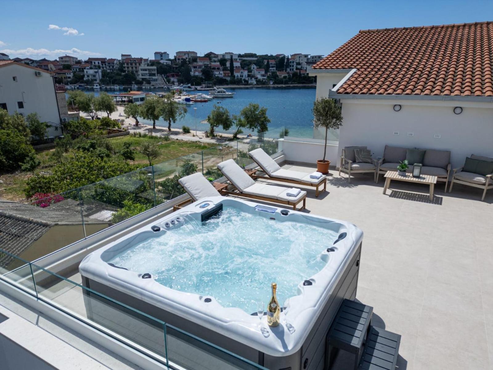 Villa Rozana - Beachfront Wellness Retreat Seget Vranjica Extérieur photo